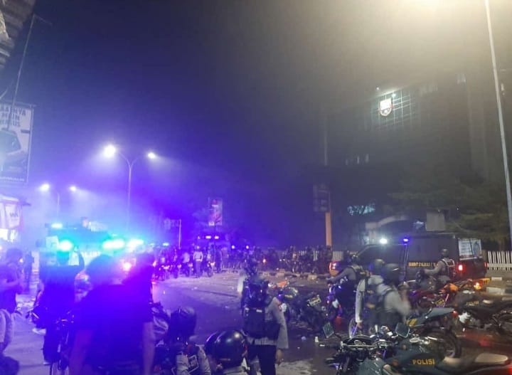 Demo 11 April di Makassar Ricuh, Tembakan Gas Air Mata Polisi Dibalas Batu, Busur dan Bom Molotov